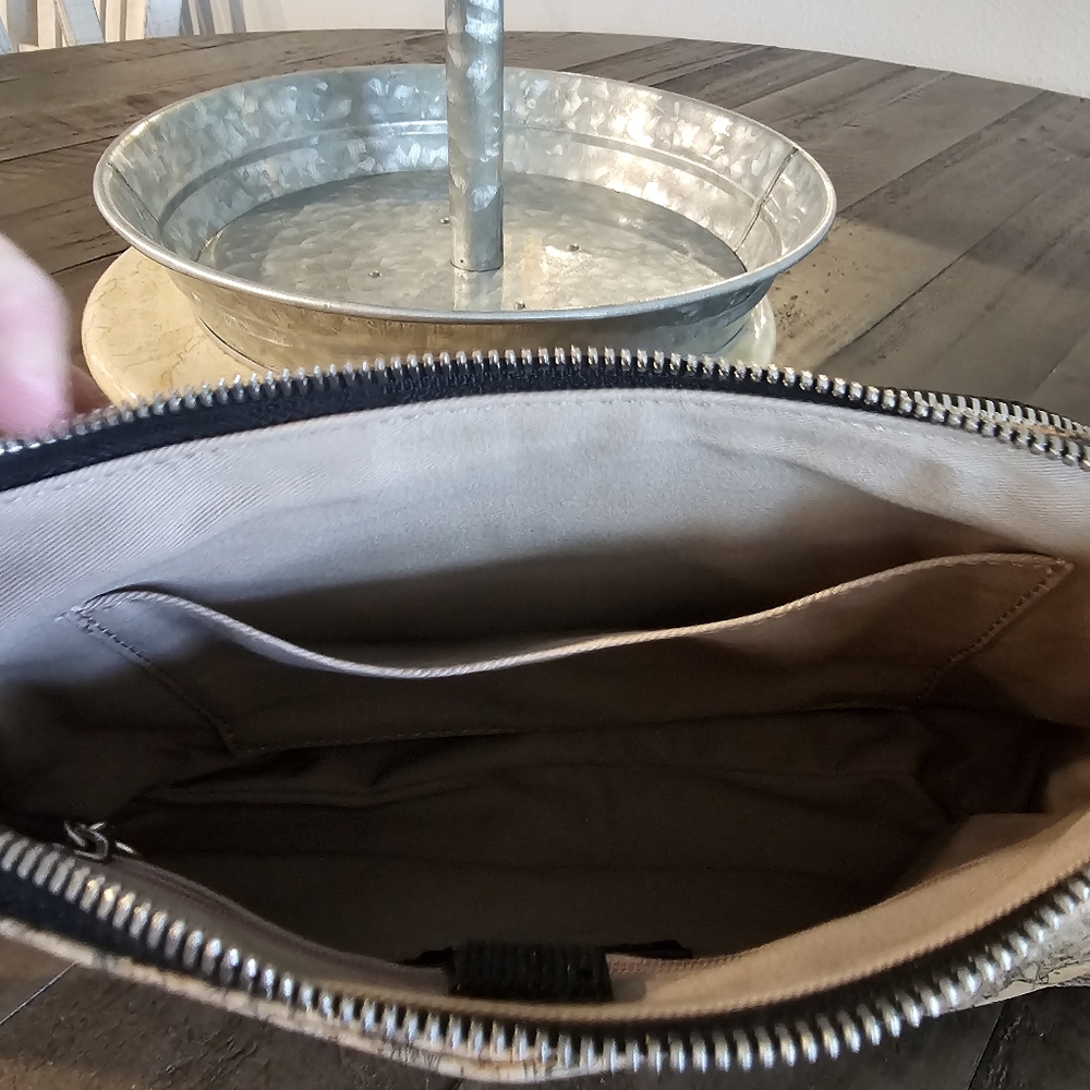 QUEORK Stylish Black and Tan Crossbody Bag - Picture 13 of 15